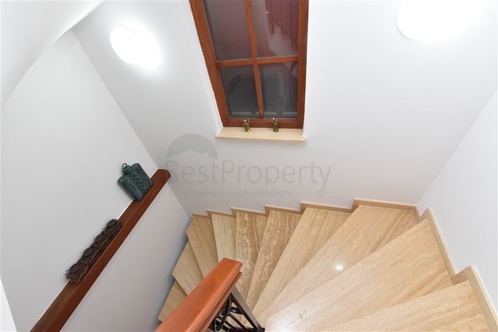 Вилла в итальянском стиле с видом на море и крепость 