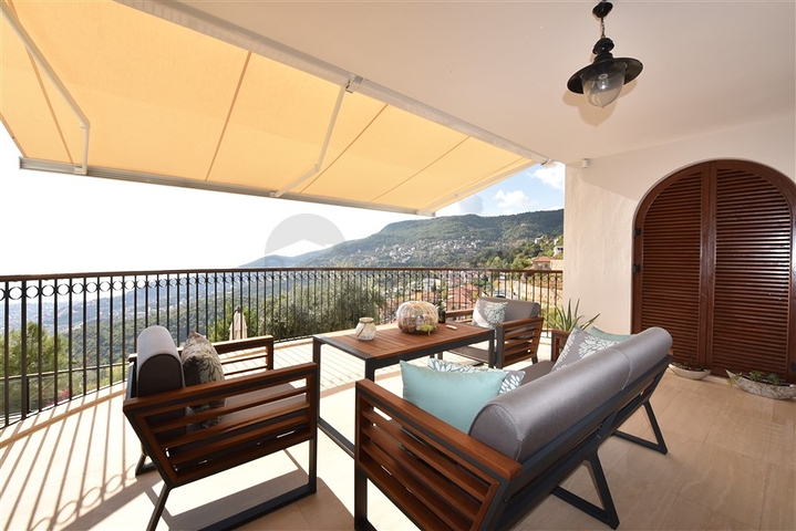 Вилла в итальянском стиле с видом на море и крепость 