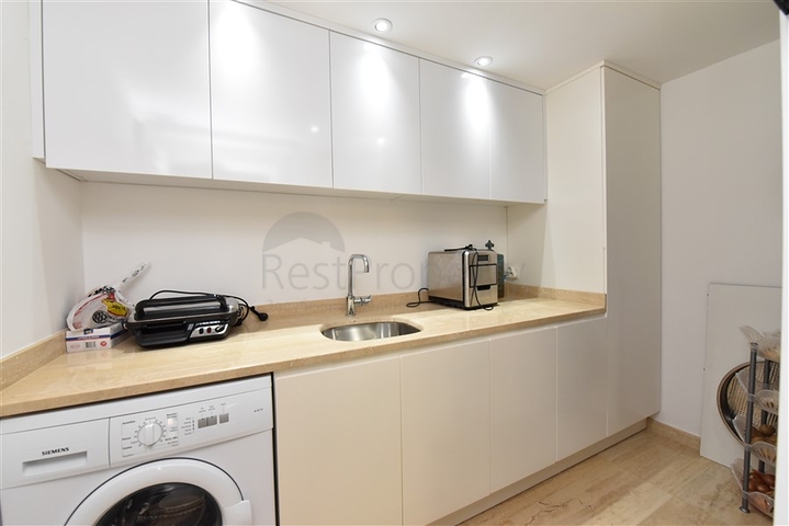 Вилла в итальянском стиле с видом на море и крепость 