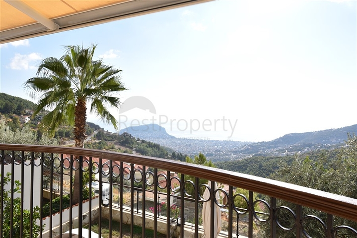 Вилла в итальянском стиле с видом на море и крепость 