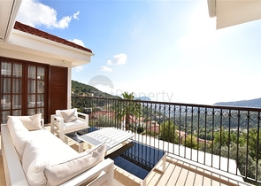 Вилла в итальянском стиле с видом на море и крепость 