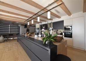 Вилла в итальянском стиле с видом на море и крепость 