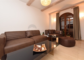 Вилла в итальянском стиле с видом на море и крепость 