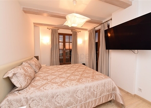 Вилла в итальянском стиле с видом на море и крепость 