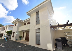 Вилла в итальянском стиле с видом на море и крепость 