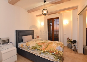 Вилла в итальянском стиле с видом на море и крепость 