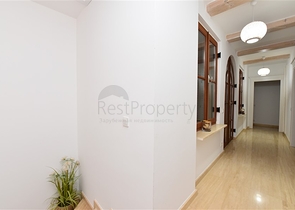 Вилла в итальянском стиле с видом на море и крепость 