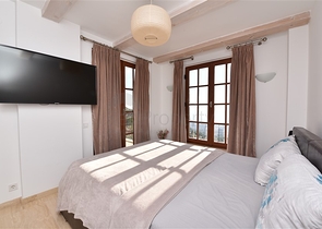 Вилла в итальянском стиле с видом на море и крепость 