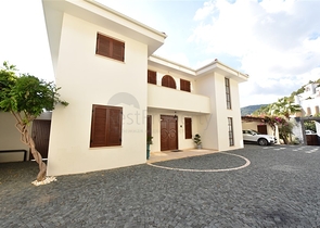 Вилла в итальянском стиле с видом на море и крепость 