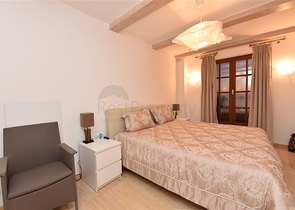 Вилла в итальянском стиле с видом на море и крепость 