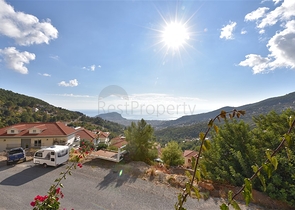 Вилла в итальянском стиле с видом на море и крепость 