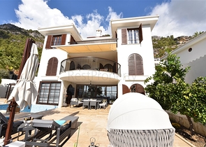 Вилла в итальянском стиле с видом на море и крепость 