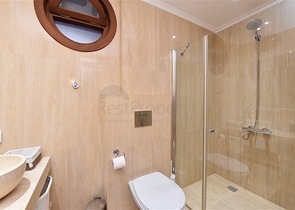 Вилла в итальянском стиле с видом на море и крепость 