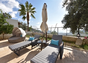 Вилла в итальянском стиле с видом на море и крепость 