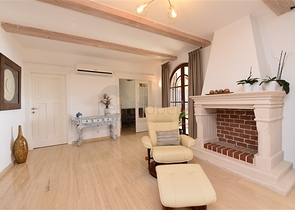 Вилла в итальянском стиле с видом на море и крепость 