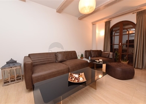 Вилла в итальянском стиле с видом на море и крепость 