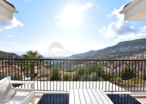 Вилла в итальянском стиле с видом на море и крепость 