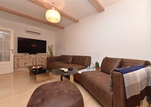 Вилла в итальянском стиле с видом на море и крепость 