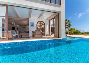 Вилла в итальянском стиле с видом на море и крепость 