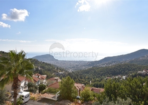 Вилла в итальянском стиле с видом на море и крепость 