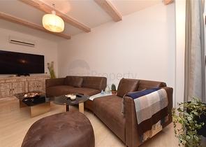 Вилла в итальянском стиле с видом на море и крепость 