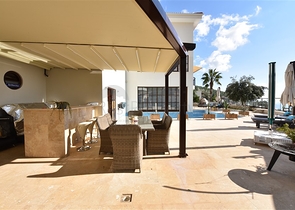 Вилла в итальянском стиле с видом на море и крепость 