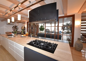 Вилла в итальянском стиле с видом на море и крепость 