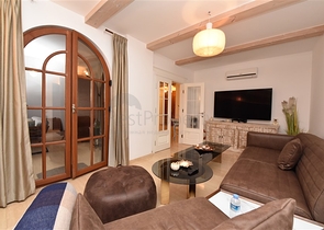 Вилла в итальянском стиле с видом на море и крепость 