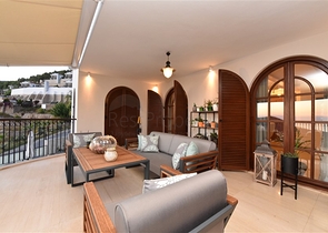 Вилла в итальянском стиле с видом на море и крепость 