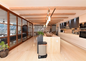 Вилла в итальянском стиле с видом на море и крепость 