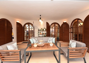 Вилла в итальянском стиле с видом на море и крепость 