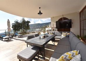 Вилла в итальянском стиле с видом на море и крепость 