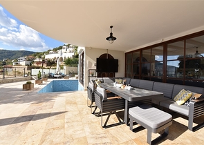 Вилла в итальянском стиле с видом на море и крепость 