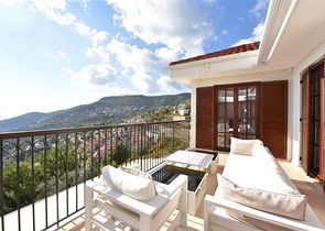 Вилла в итальянском стиле с видом на море и крепость 