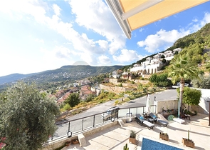 Вилла в итальянском стиле с видом на море и крепость 