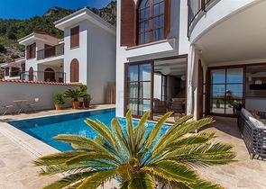 Вилла в итальянском стиле с видом на море и крепость 