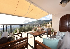 Вилла в итальянском стиле с видом на море и крепость 