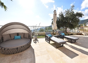 Вилла в итальянском стиле с видом на море и крепость 