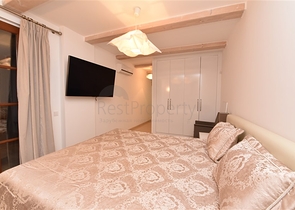 Вилла в итальянском стиле с видом на море и крепость 