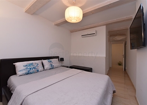 Вилла в итальянском стиле с видом на море и крепость 