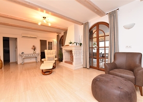 Вилла в итальянском стиле с видом на море и крепость 