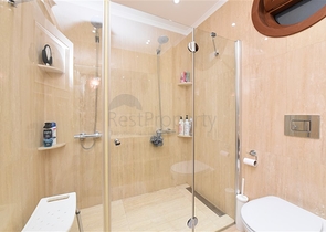 Вилла в итальянском стиле с видом на море и крепость 