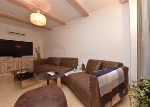 Вилла в итальянском стиле с видом на море и крепость 