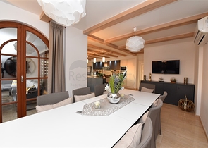 Вилла в итальянском стиле с видом на море и крепость 