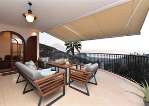 Вилла в итальянском стиле с видом на море и крепость 