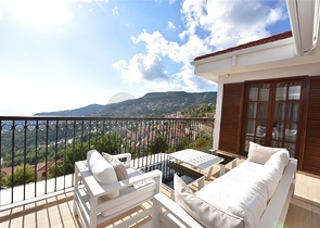 Вилла в итальянском стиле с видом на море и крепость 