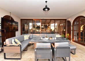 Вилла в итальянском стиле с видом на море и крепость 