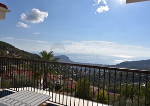 Вилла в итальянском стиле с видом на море и крепость 