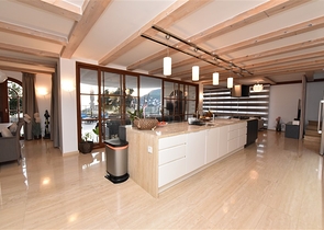 Вилла в итальянском стиле с видом на море и крепость 