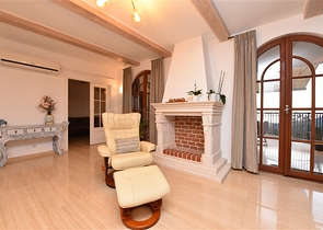 Вилла в итальянском стиле с видом на море и крепость 